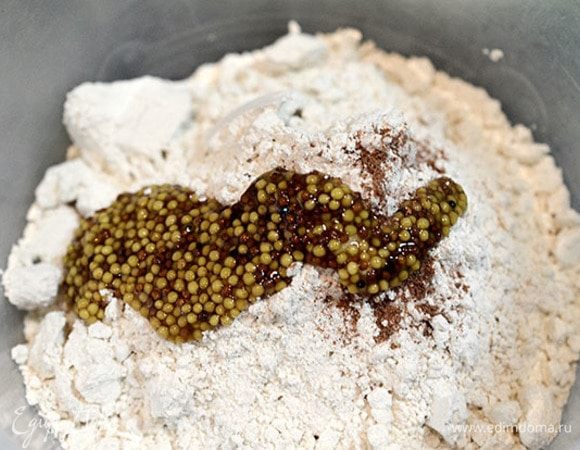 Просеять муку с солью, добавить горчицу (любую не сухую). Перемешать.