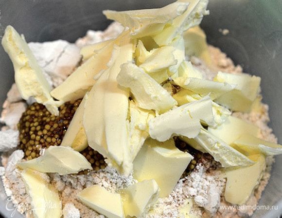 Добавить нарезанный перец и сливочное масло.