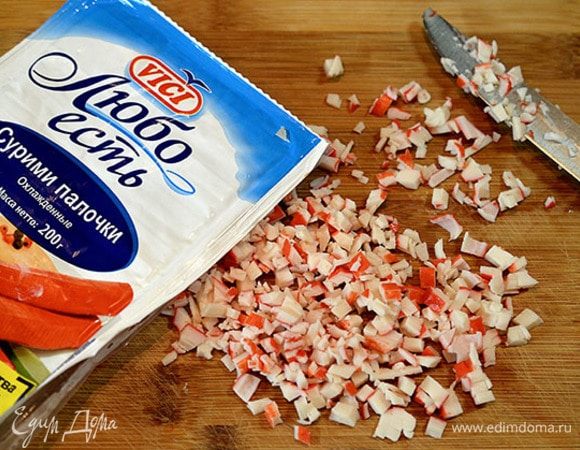 Крабовые палочки мелко нарезать. В своих блюдах я всегда использую крабовые палочки ТМ VICI. Они обладают высокими вкусовыми качествами, доступны как в охлажденном, так и в замороженном виде.