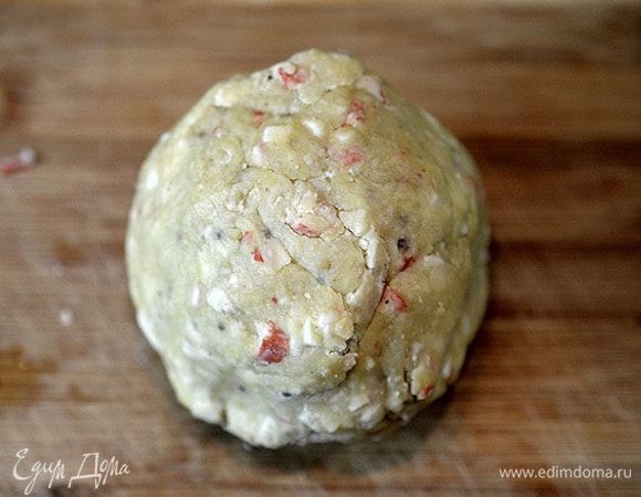 Добавить яйца, муку и замесить тесто.