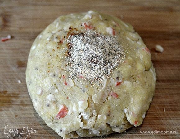 Добавить к тесту молотый перец и сухой чеснок. Это может быть и тмин, и кунжут, и паприка, — все по вашему желанию.