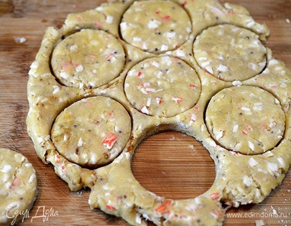 Убрать тесто на полчаса в холодильник. Затем раскатать и вырубками или стаканом сформировать печенье.