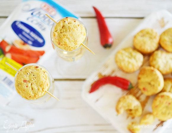 Выложить на противень, застеленный пергаментом и выпекать около 15 минут (до золотистого цвета).