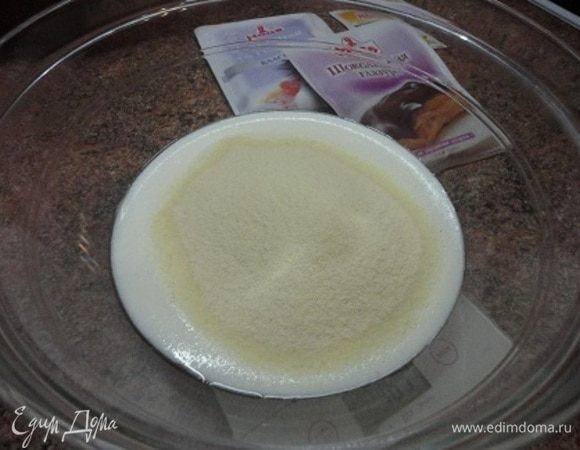 Кефир и манную крупу смешать и оставить для набухания на 1 час. 