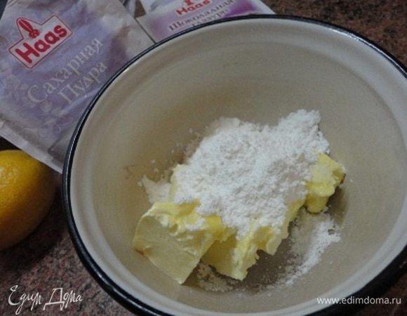 Мягкое сливочное масло взбить с сахарной пудрой Haas, солью и разрыхлителем. Продолжая взбивать, ввести по одному куриные яйца.