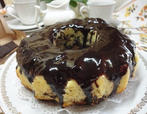 Выпекаем 35–40 минут при температуре 180°С. Остывший манник поливаем шоколадной глазурью фирмы Haas, приготовленной по инструкции на пакетике.