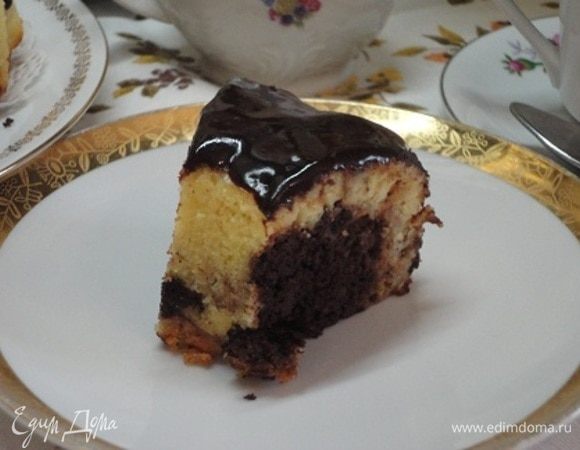 Вот как это выглядит в разрезе — шоколадное тесто окружено лимонным, которое, в свою очередь, полито шоколадной глазурью.