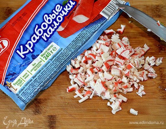 Крабовые палочки мелко нарезать. Я всегда использую крабовые палочки VICI. Они обладают прекрасными вкусовыми качествами и очень сочные.  