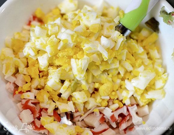 Нарежьте, предварительно отваренные яйца.