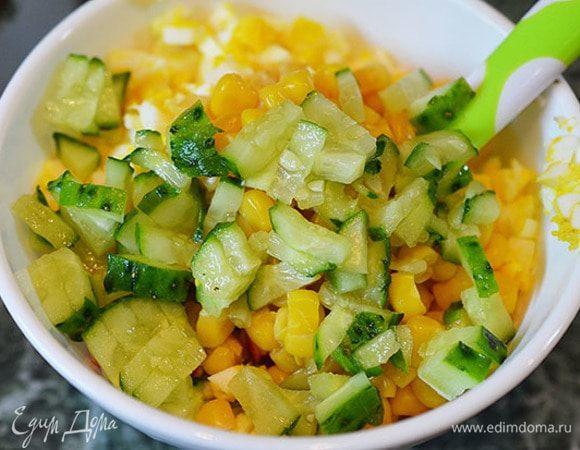 Добавьте нарезанный огурец.
