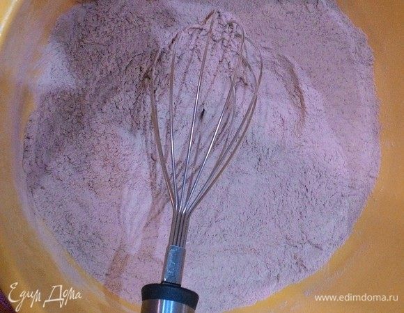 Просейте вместе пшеничную муку, какао-порошок, корицу и соль. Сухие ингредиенты необходимо тщательно смешать венчиком до однородности.