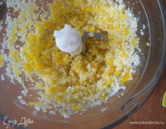 Цветную капусту разобрать на соцветия, перец вымыть, очистить от семян. Измельчить сырые овощи, чтоб получилась мелкая крошка.