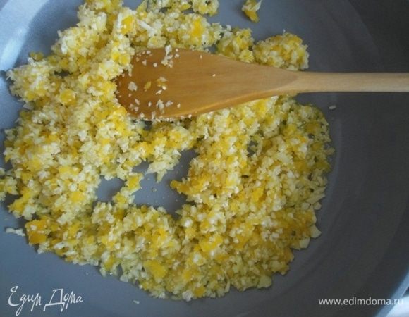 Добавить измельченные овощи, готовить на среднем огне 5–7 минут.