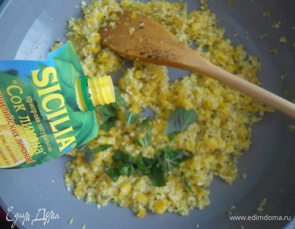 Добавить к овощам соль, перец, нарезанную мяту. Влить сок лимона. Я использовала готовый лимонный сок ТМ Sicilia. Готовить, помешивая еще 5 минут.