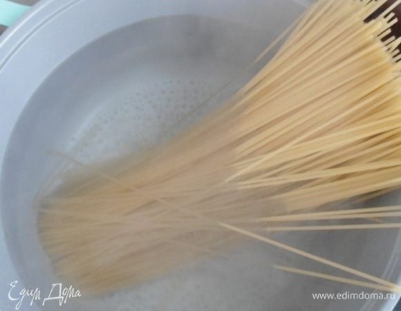 Спагетти сварить в подсоленной воде, на 2 минуты меньше, чем указано на упаковке.