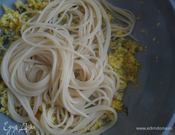 Добавить спагетти к лимонно-овощному соусу, влить пару ложек воды, в которой варились спагетти. Перемешать и довести 1 минуту до готовности.