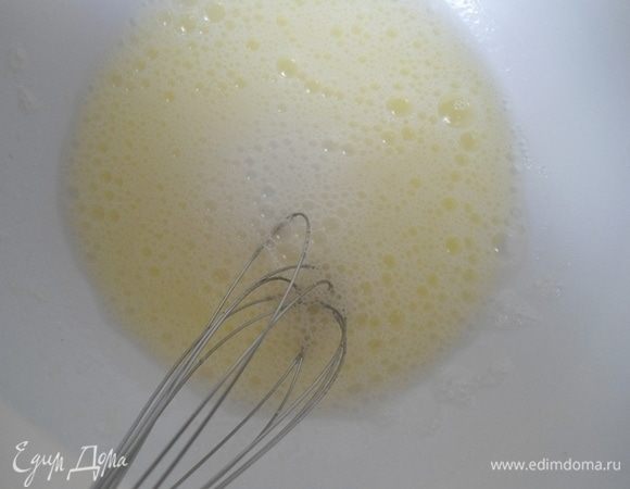 Духовку предварительно разогреть до 180°C. Форму выстелить бумагой для выпечки и немного смазать маслом.
Яйца разделить на желтки и белки. Белки начать взбивать.