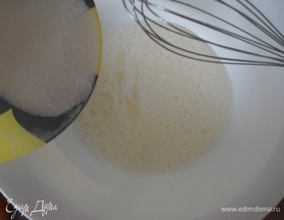 Через минуту понемногу всыпать оба вида сахара. Продолжить взбивать до густоты и растворения сахара.