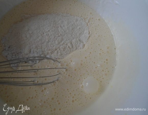 Всыпать муку, крахмал, щепотку маленькую соли и разрыхлитель. Хорошо смешать.