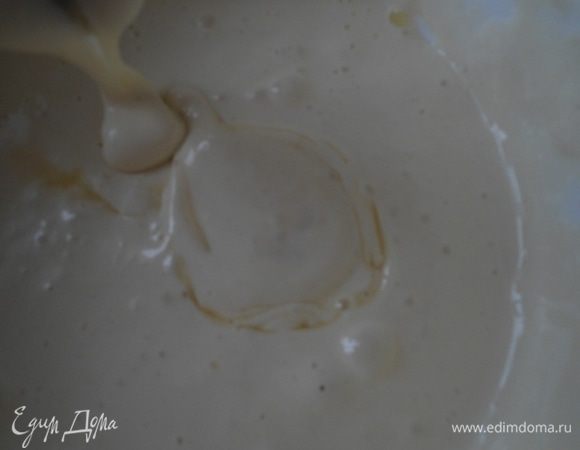 Мед и воду смешать и влить в тесто. Размешать.