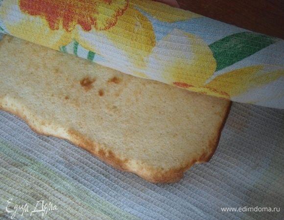 Готовый рулет освободить от бумаги и завернуть в чистое полотенце рулетом. Оставить на 20 минут, чтоб остыл. Бисквит для этого рулета делаю уже не один раз, всегда получается на отлично.