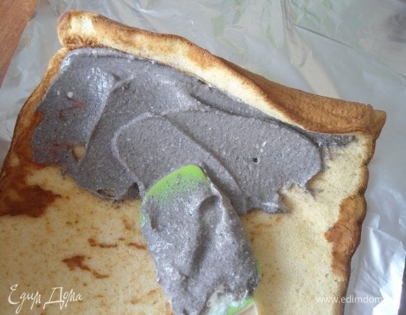 Развернуть рулет, смазать черемуховым кремом и завернуть обратно (немного  оставить на украшение). Бисквит очень послушный, не ломается. Завернуть в фольгу и убрать на 30 минут в холодильник.