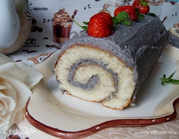 Если оставить в холодильнике еще на часок, то рулет пропитается еще лучше. Приятного чаепития!