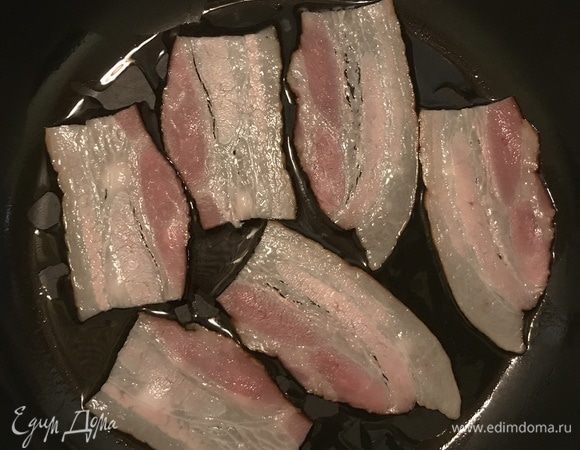 Обжариваем слайсы бекона с двух сторон и выкладываем на тарелку. Можно обжаривать более мелко порезанные куски, я покрошила их после жарки.