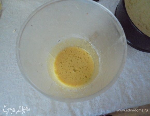 Для ванильного крема взбейте яйца. Добавьте ванильный сахар, крахмал, оставшийся сахар, взбейте еще раз. Добавьте сметану и аккуратно перемешайте.