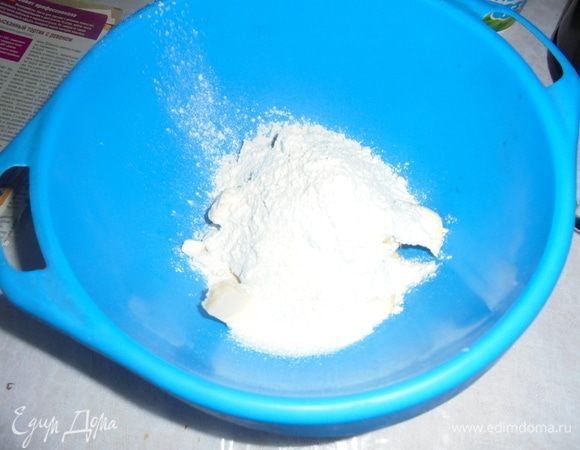 Для теста нарежьте холодное сливочное масло кусочками, выложите в миску, добавьте щепотку соли, половину сахара. Добавьте просеянную муку и перетрите руками в крошку.