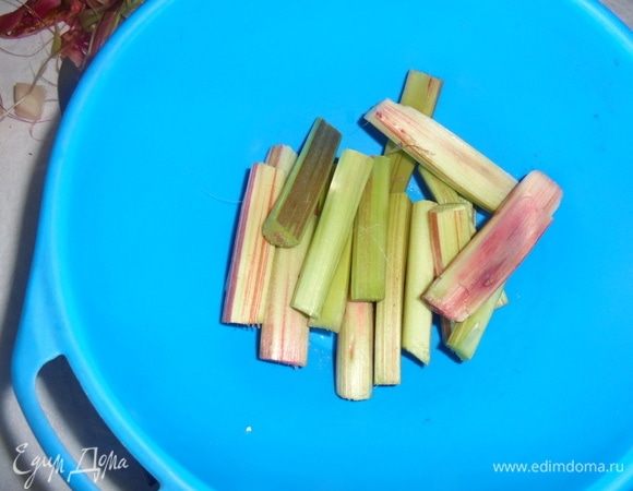 Ревень вымойте, обсушите, удалите грубые волокна нарежьте на кусочки длиной 5–6 см.