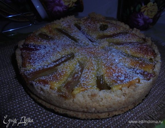 Выпекайте пирог в разогретой до 180–190°С в духовке в течение 40–45 минут. Дайте пирогу остыть. Перед подачей посыпьте сахарной пудрой.
Приятного аппетита! Нежное хрустящее тесто, ванильный крем и ароматный крем! Очень вкусный пирог.