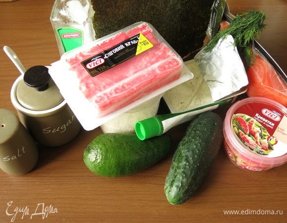 Подготовим продукты. На два суши-тортика пригодится 1/2 авокадо, 2/3 огурца небольшого, рис вареный ( на 200 г риса — 250 мл воды, 1 чайная ложка сахара, 1 чайная ложка соли, 2 столовые ложки уксуса, выход 450–460 гр риса вареного, время рецепта без приготовления риса), 0,5 чайной ложки васаби на ложку столовую сливочного сыра, креветки для украшения VICI из сурими.