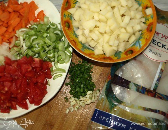Филе трески ТМ «Магуро» заранее разморозить, как указано на упаковке производителя. Помидоры бланшировать и мелко нарезать. Картофель нарезать кубиками. Лук, морковь, сельдерей не крупно нашинковать. Стебли петрушки мелко нашинковать. Чеснок очистить и мелко порубить
