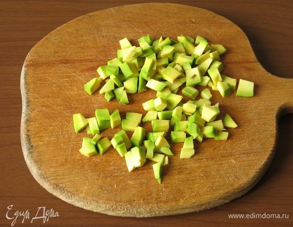 Очищаем половинку авокадо, вырезаем косточку, нарезаем мякоть мелко.