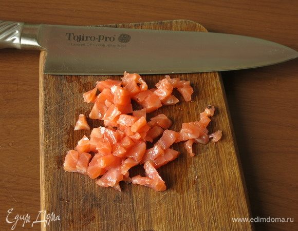 Нарезаем семгу.