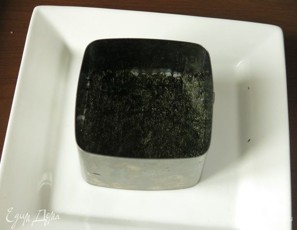 Вырезаем кусочек нори, кладем на рис.