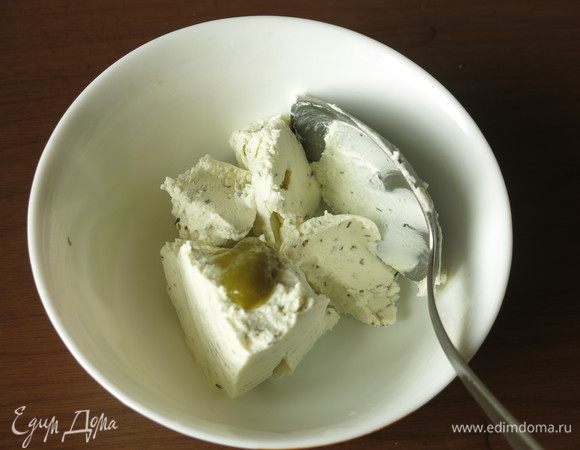 Ложку с горкой сливочного сыра разминаем с половиной чайной ложки васаби. Получится ядреная заправка, можно и уменьшить количество хрена (у меня крем-сыр с зеленью).