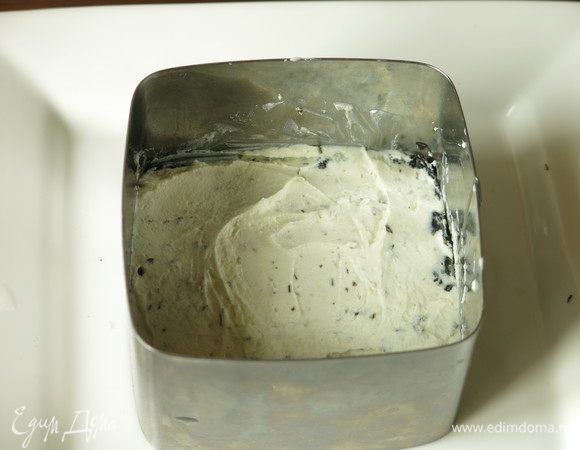 Выкладываем половину массы (вторая часть пойдет на вторую порцию).