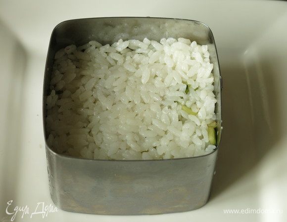 Еще один слой риса, меньше по толщине — 40–45 г.