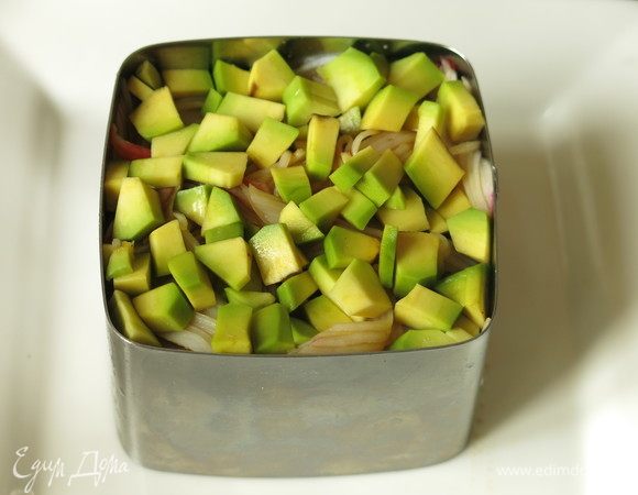 Сверху авокадо.