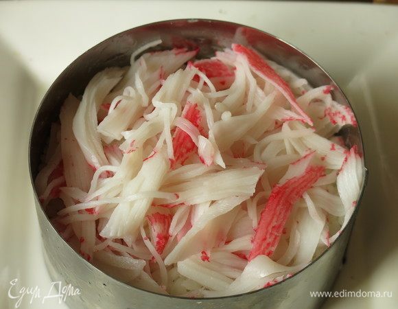 Аналогично заполняем вторую форму. У меня круглая форма, чуть крупнее квадратной, диаметр (10,5 см). Расчет продуктов дан на две квадратные формы.
Если пригодится. На круглую форму расход — первый слой риса 80 г, второй около 60 г, 65–70 г семги, 60 г палочек (3 шт.).