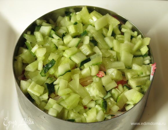 В этом варианте авокадо внутри — на семге, огурцы сверху. Завершаем огурцом. Ставим тортики в холодильник минимум на 30 минут, накрыв сверху пленкой.