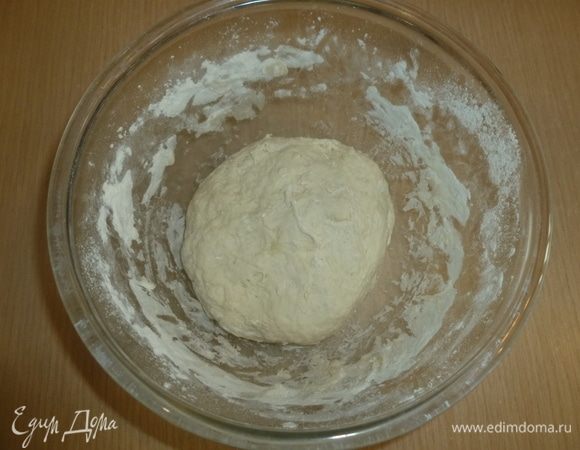 Вымешивать, пока тесто не станет эластичным. Тесто накрыть полотенцем и оставить в теплом месте на 1 час подходить.
