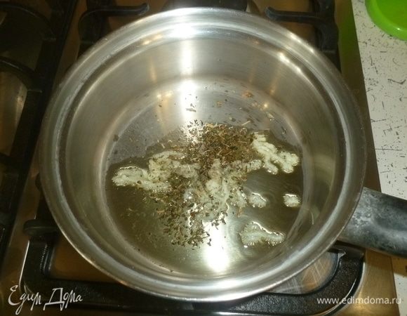 Для соуса в небольшом сотейнике разогреть масло, пропустить чеснок через пресс, высыпать базилик, перемешать.
