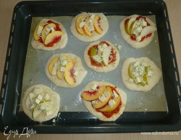 Разложить ломтики фруктов и сыр. Сверху натереть пармезан. Поставить в духовку (220°С) на 10–15 минут до золотистой корочки.
