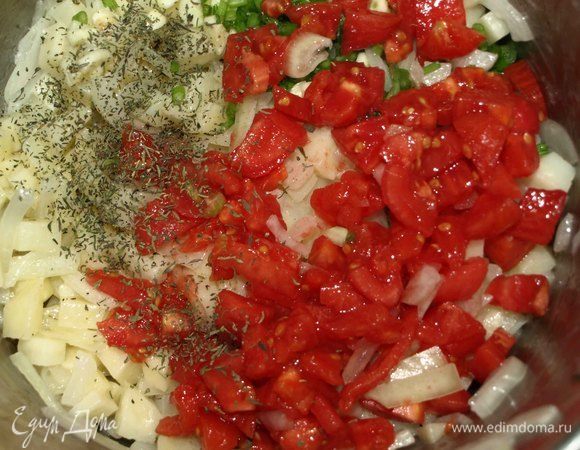 Добавляем чеснок, тимьян, помидоры, стебли петрушки.