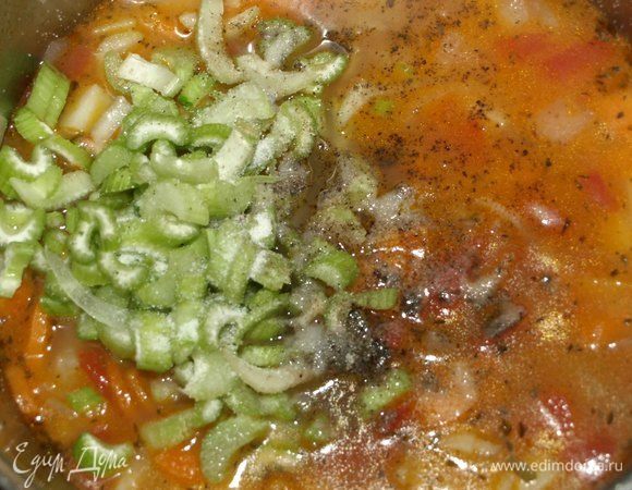 Добавляем сельдерей, соль. перец и варим 3–4 минуты.