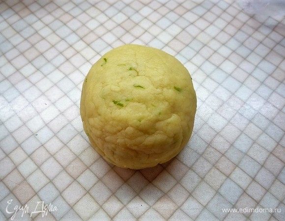 Готовое тесто убираем на 30 минут в холодильник.