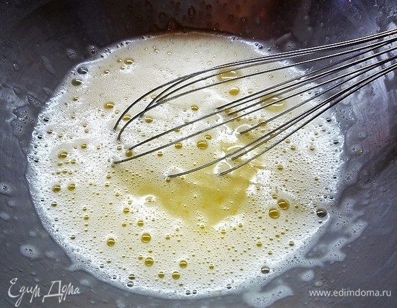 Приготовим крем: на плиту ставим молоко на медленный огонь, добавляем ванилин и доводим почти до кипения. В другой чашке взбиваем яйца с сахаром, добавляем крахмал и немножко теплого молока из кастрюли, все перемешиваем и тонкой струйкой вливаем в кипящее молоко. Варим крем на среднем или медленном огне до загустения, постоянно помешивая, даем закипеть и выключаем.